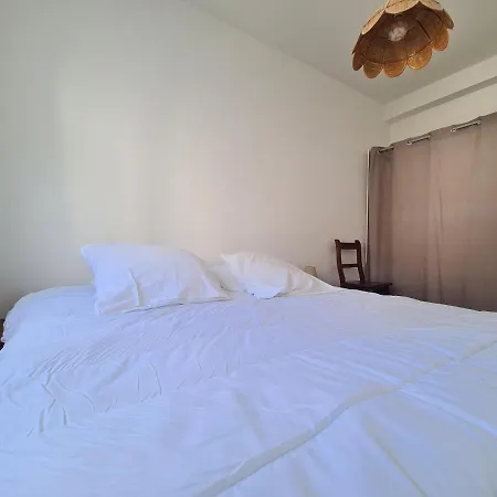 Detente Et Vue Sur Le Port Au Pouliguen *