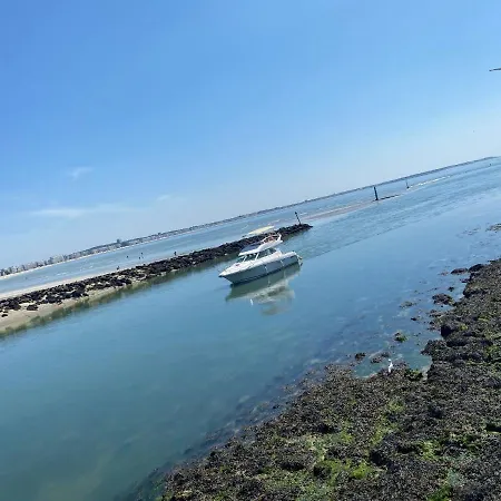 Detente Et Vue Sur Le Port Au Pouliguen Le Pouliguen
