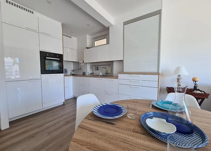 Detente Et Vue Sur Le Port Au Pouliguen